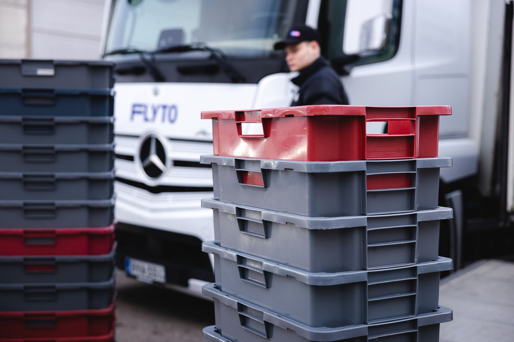 Flyton muuttajat lastaamassa laatikoita autoon