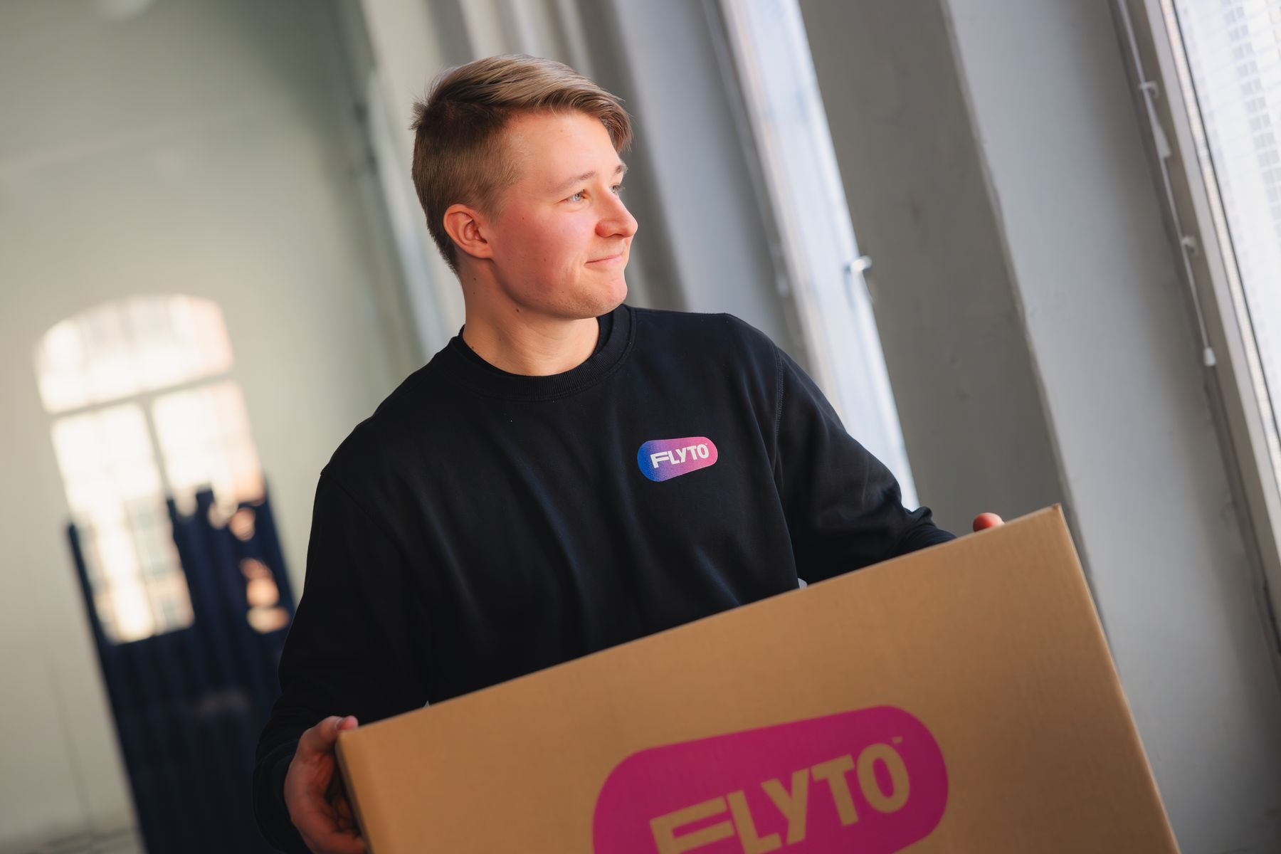 Flyton muuttaja pakkaa muuttolaatikkoa
